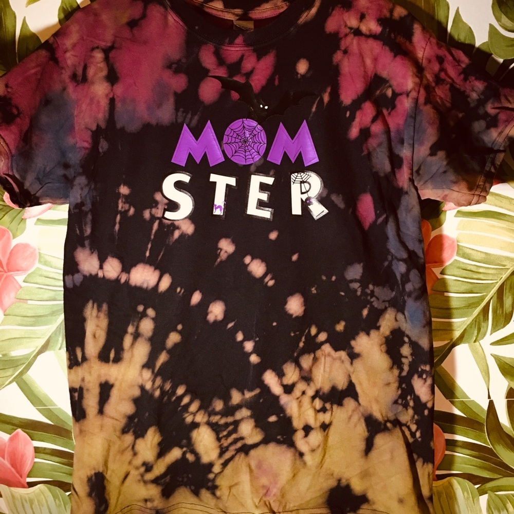 MOMSTER Tee *glows in the dark*